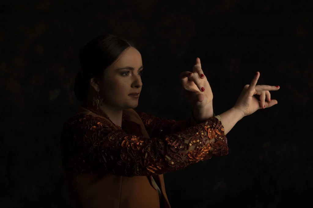 Carmen en un paso de baile flamenco