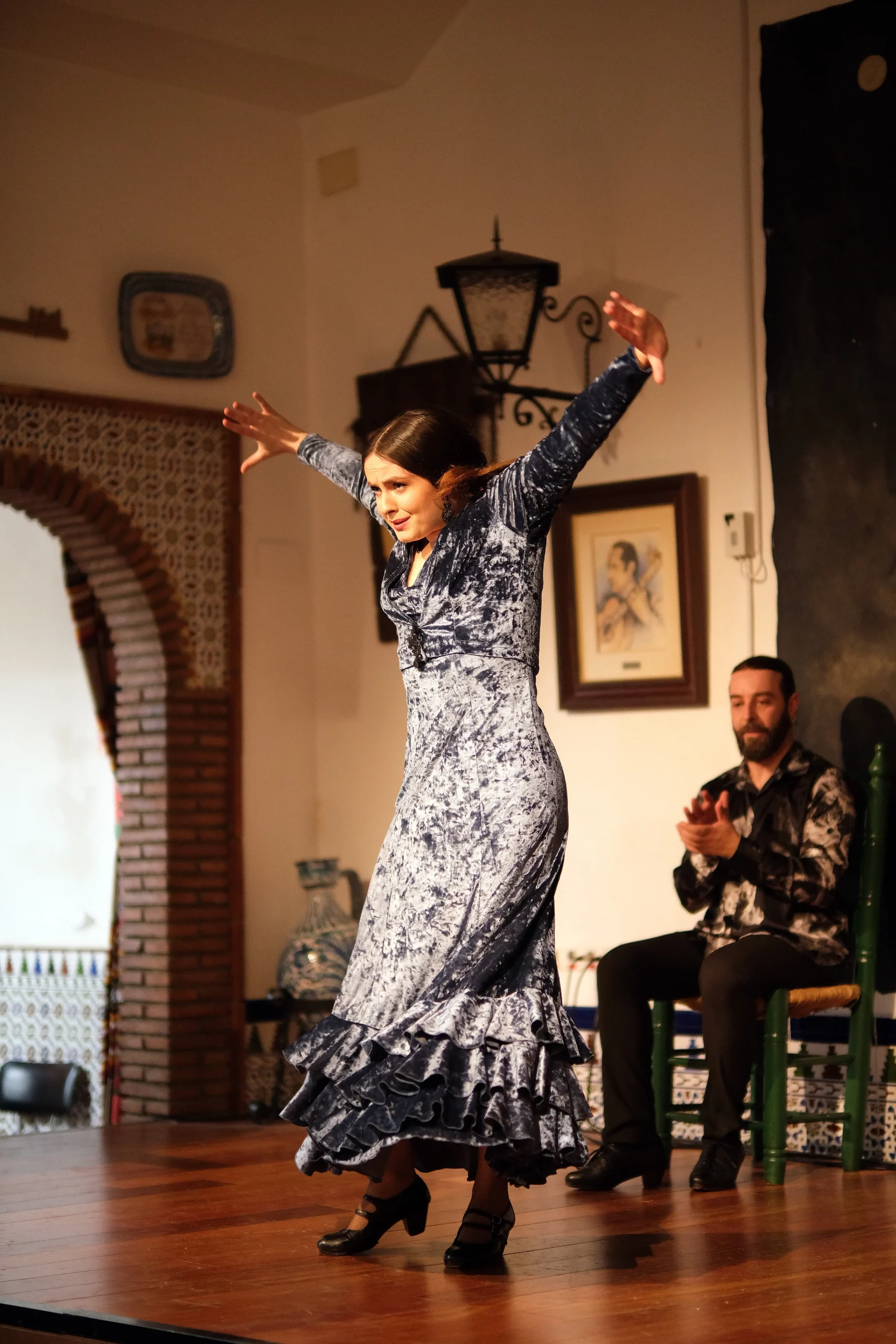 Carmen en pose de arte y fuerza flamenca