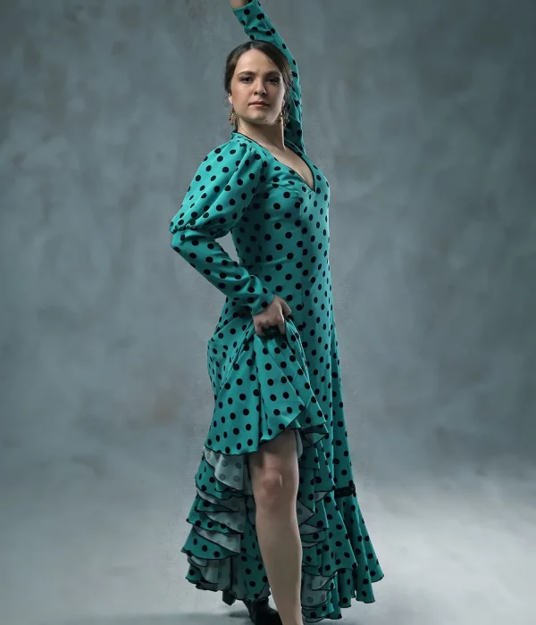 Paso de baile con vestido flamenco color verde