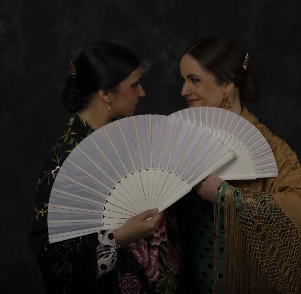 Dos chicas bailando flamenco